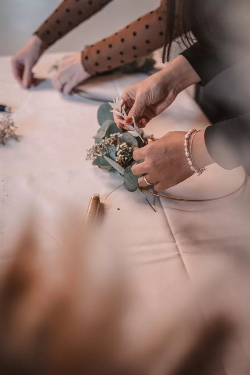 Als gemeinsamer Workshop basteln wir Kränze mit unseren Gästen