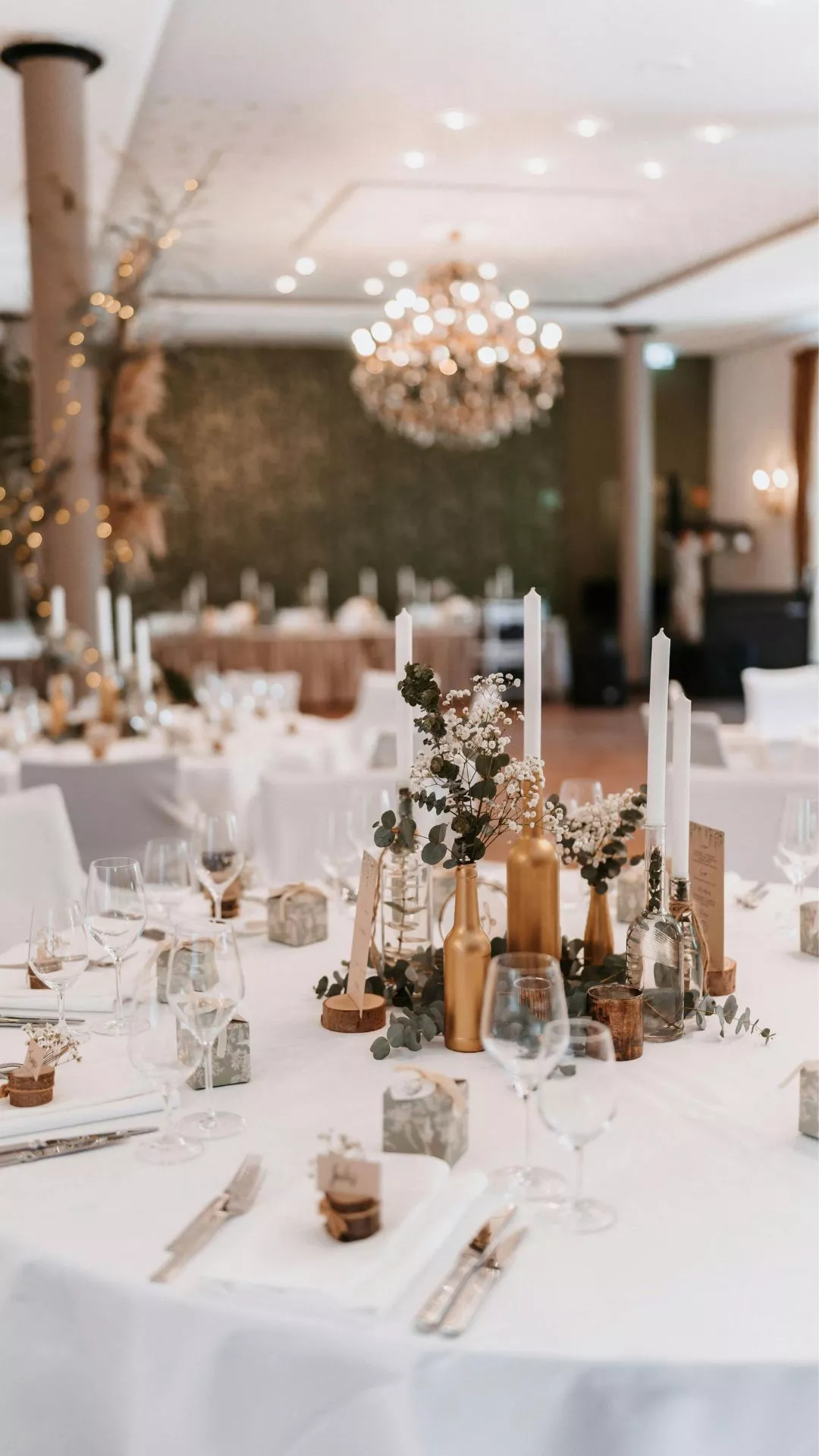 Indoor Tischdekoration in runder Form für eine elegante und attraktive Hochzeit