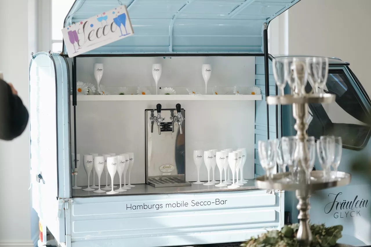Entdecke unsere Sekt-Ape als neues Highlight für deinen Sektempfang oder als Fotobox Hintergrund. Diese ist perfekt geeignet für verschiedene Anlässe.