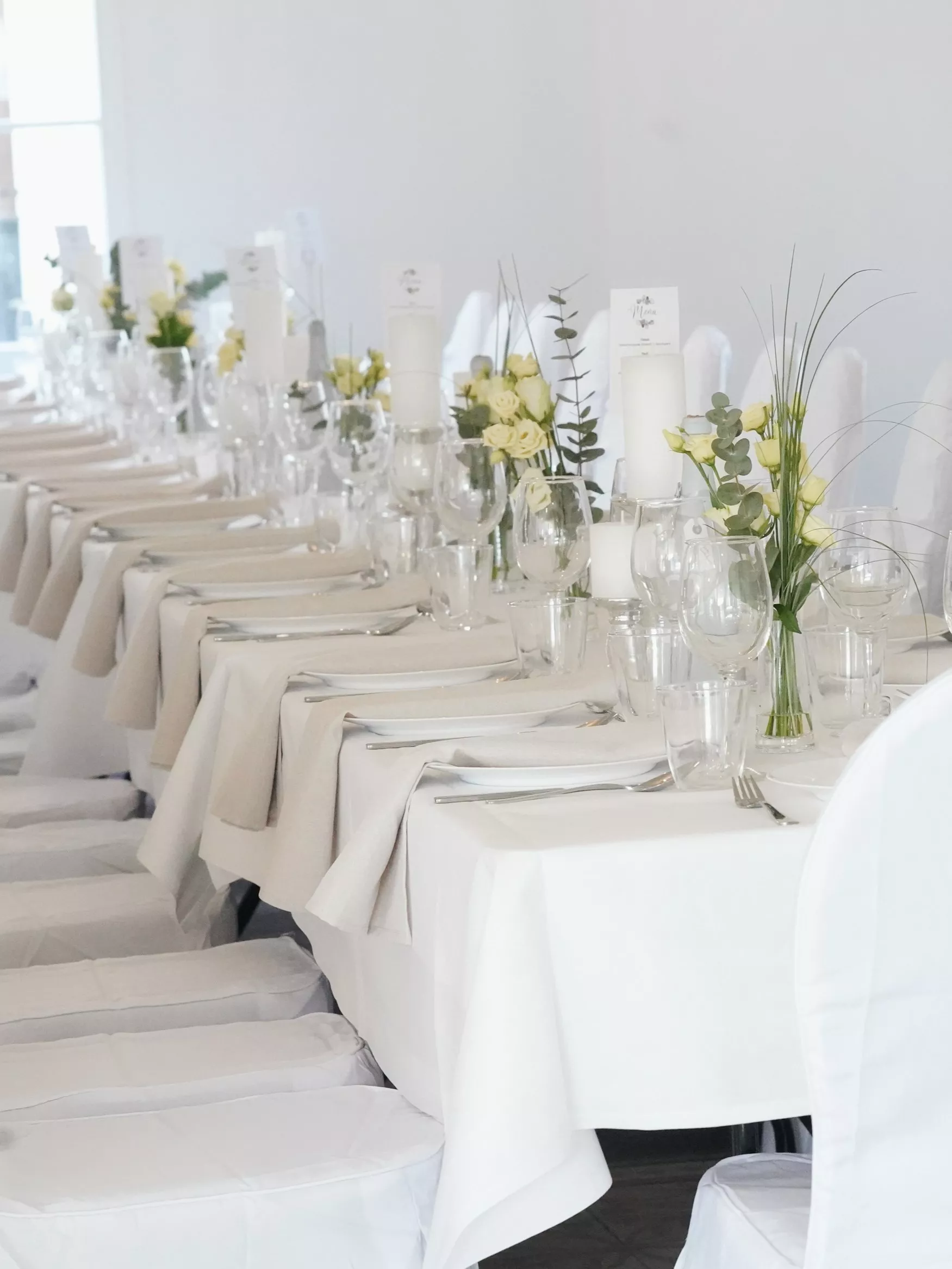 Ein langer Gästetisch auf einer Hochzeit die wir geplant und veranstaltet haben