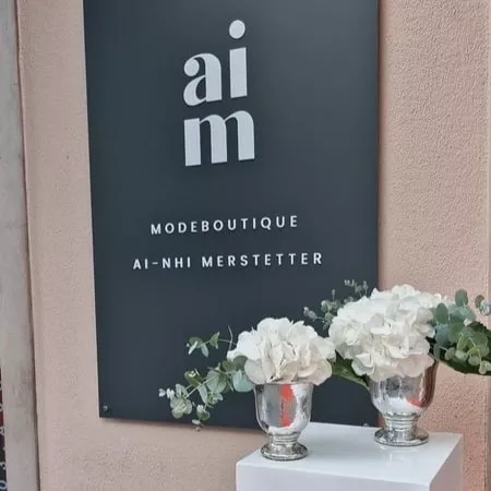 Eröffnungsfeier Eingangsdeko einer Modeboutique
