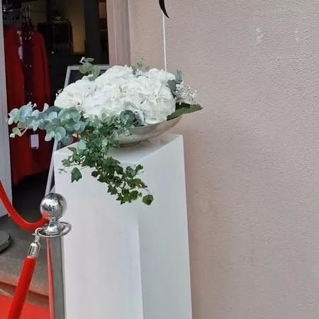 Weiße Blumen Deko Eröffnungsfeier Modeboutique