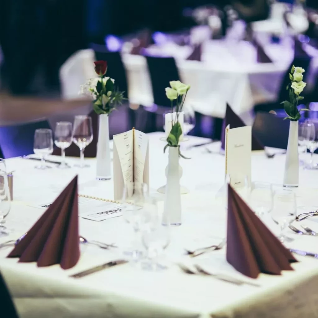 Elegant gedeckter Tisch mit Stoffserviettenauf einer Firmenveranstaltung