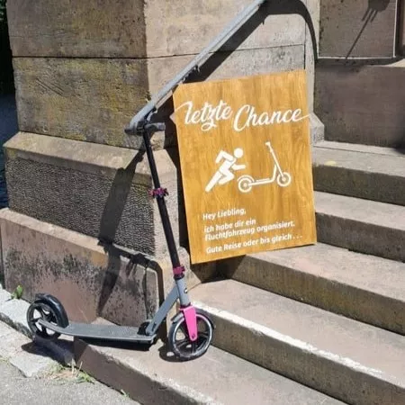 E-Roller, Idee für eine Hochzeit, daneben ein Schild mit der Aufschrift "Letzte Chance"