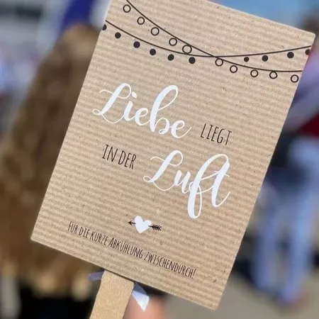 Schild mit der Aufschrift Liebe liegt in der Luft für eine Hochzeit