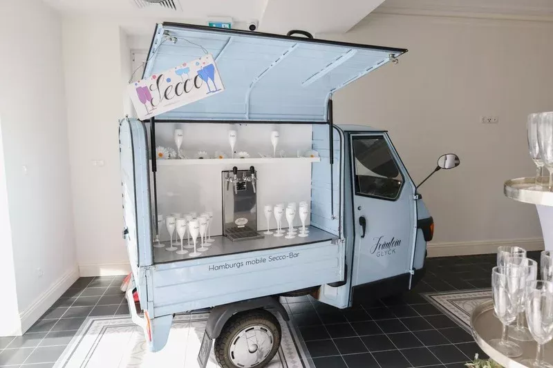 Italienische Ape mit Sekt Prosecco Sektempfang im Eingang