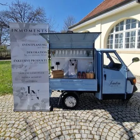 Italienische Ape mit Sekt Prosecco Sektempfang auf einer Hochzeit vor der Tür mit blauem Himmel