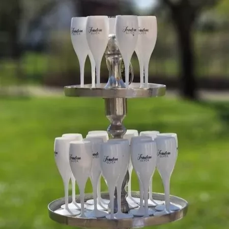 Sektgläser Deko Sektpyramide Pyramide aus Sektgläsern auf einer Hochzeit