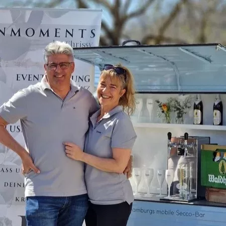 inmoments by chrissy Duo Team vor Sekt-Ape Prosecco-Ape von einer Hochzeit