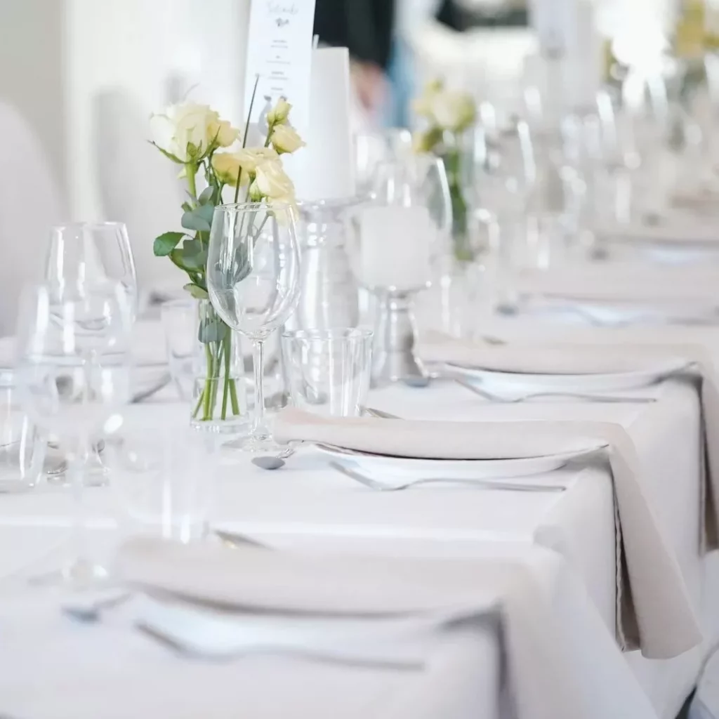 Weißer gedeckter Tisch Nahaufnahme Styled Shooting Fotoaufnahmen