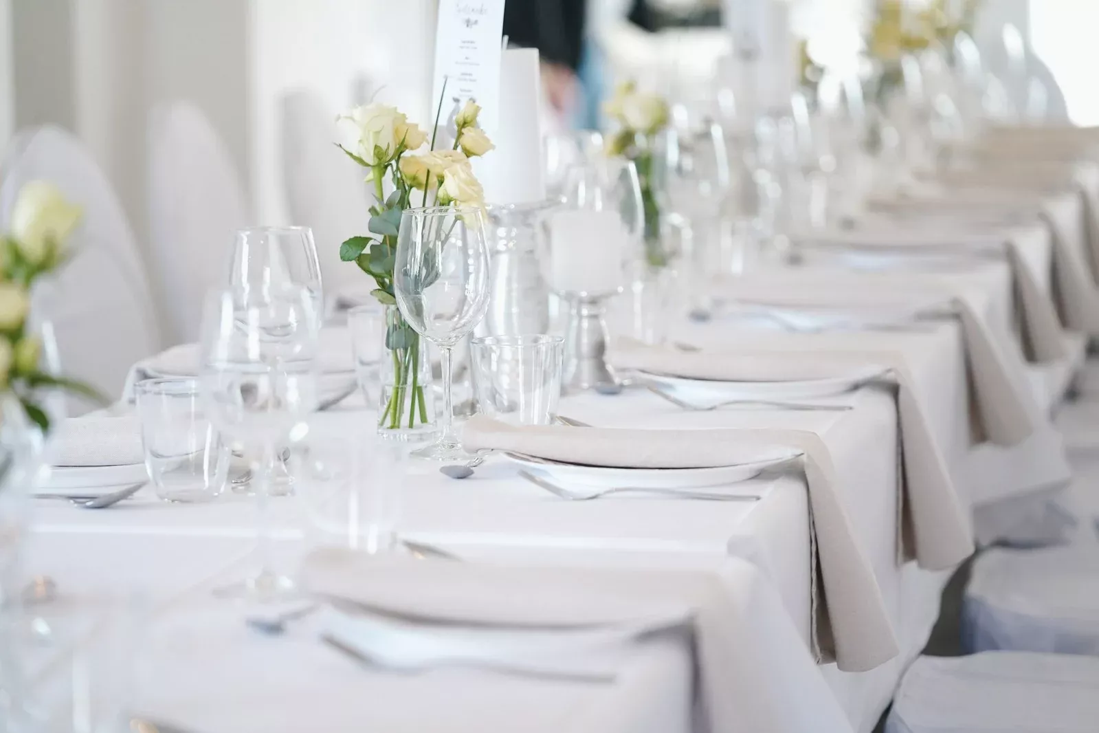 Weißer gedeckter Tisch Nahaufnahme Styled Shooting Fotoaufnahmen