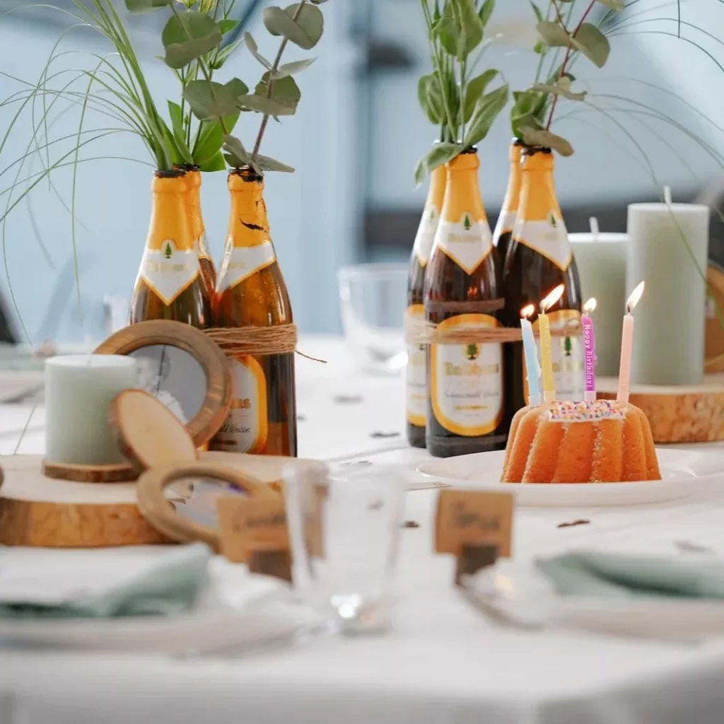 Bierflaschen als Blumenvasen als Dekoideen Kuchen auf dem Tisch Geburtstagsfeier