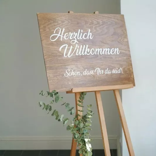 Schld mit der Aufschrift "Herzlich Willkommen Schön dass du da bist" am Empfang Styled Shooting Fotoaufnahmen